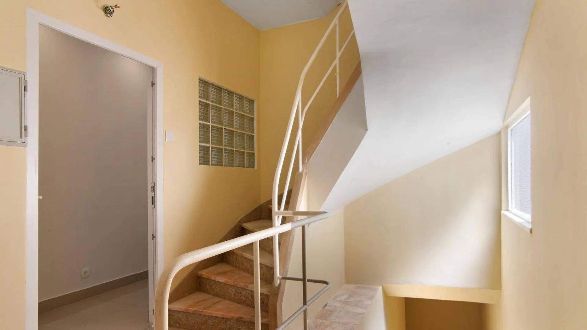 Skipper House Loule