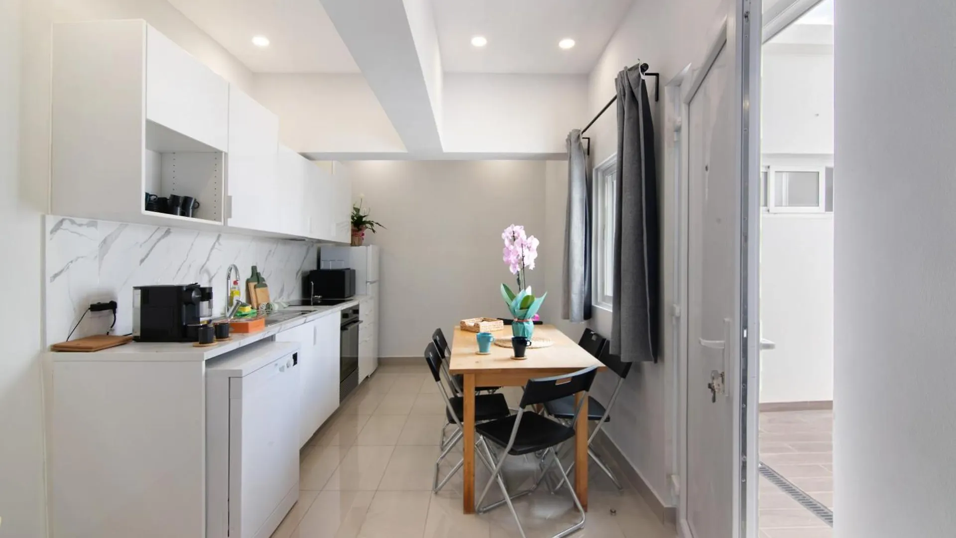 Skipper House Loule